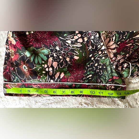 Rachel Zoe 2 Pajama Shorts Pockets Size Medium Front tie Elastic Waistband Back - Picture 9 of 9